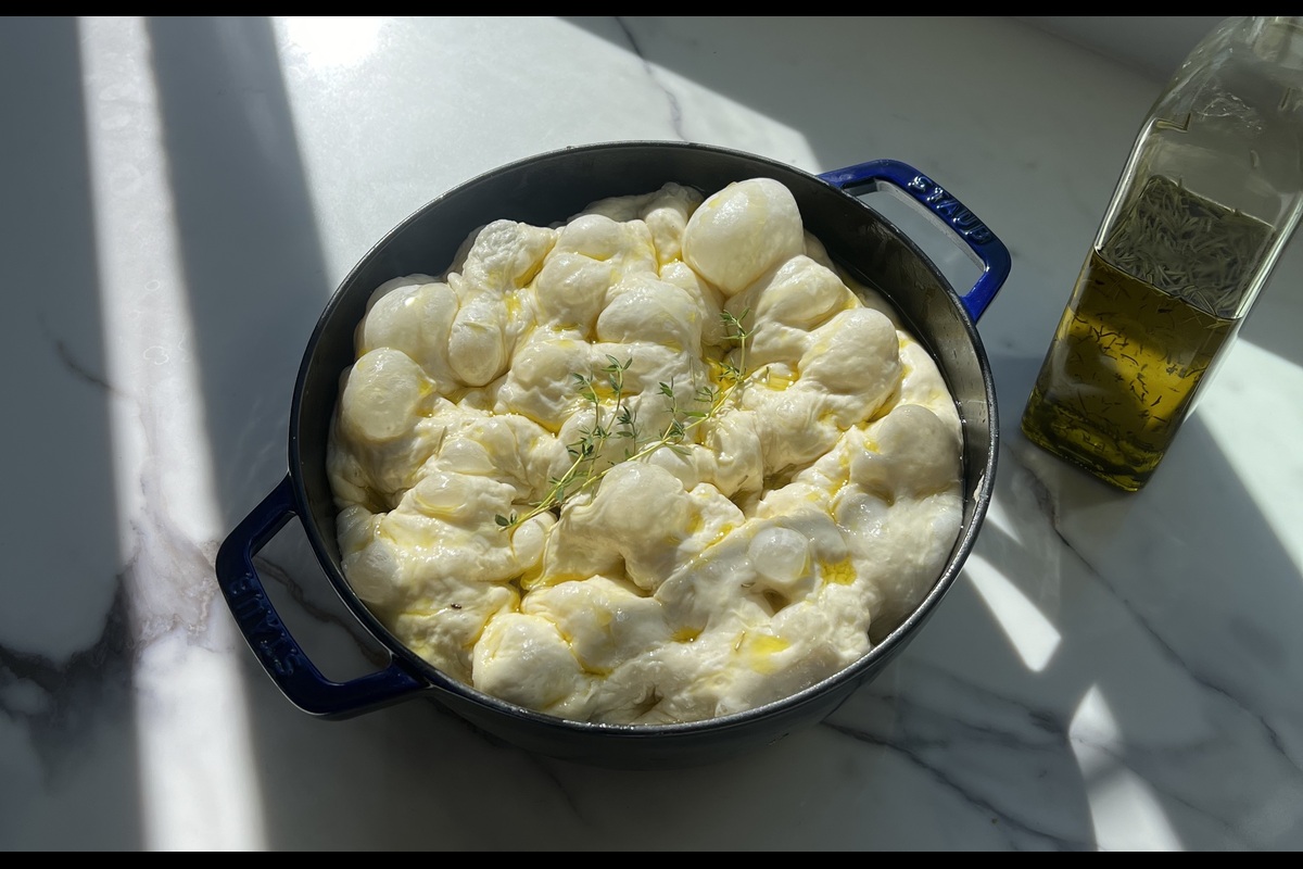 Focaccia che lievita in teglia di ferro