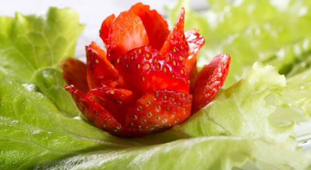 Roselline di fragole: la decorazione perfetta per i vostri dolci