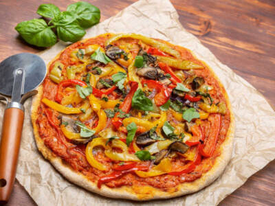 Ecco la ricetta per fare in casa la pizza con i peperoni