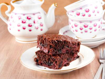 Amate i dolci veloci? Provate la torta al cacao e giuggiole