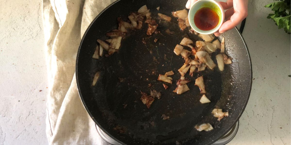 Aggiungere zafferano nel sugo della pasta con le sarde