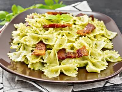 Pasta pesto e pancetta: prepariamo un primo piatto gustoso per pranzo!