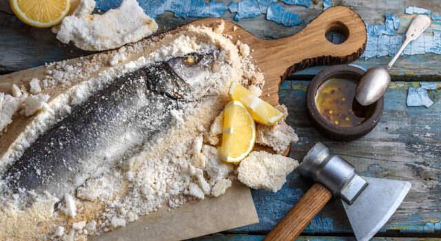 Non sapete come cucinare il pesce? Provate il branzino in crosta di sale