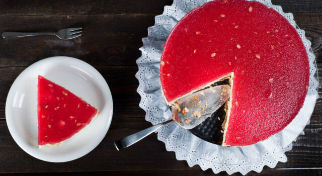 Cheesecake all&#8217;anguria: vi sveliamo i segreti per preparare questo dessert fresco