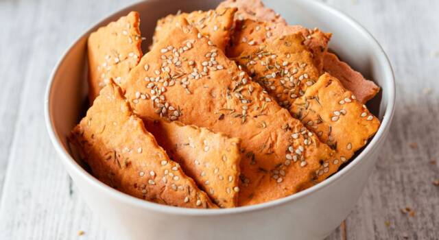 Crackers di lenticchie, la ricetta dello snack super leggero