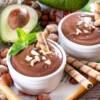 Crema vegan all’avocado e cioccolato, un dolce al cucchiaio leggero