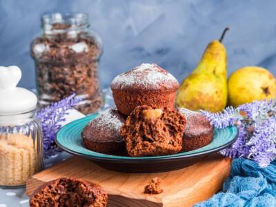 Se amate il cioccolato, le pere e le dolci veloci non potete perdervi i nostri muffin (preparati in 3 varianti)