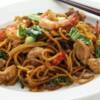 Noodles con pollo e gamberi: ecco come si prepara questa ricetta facile e veloce