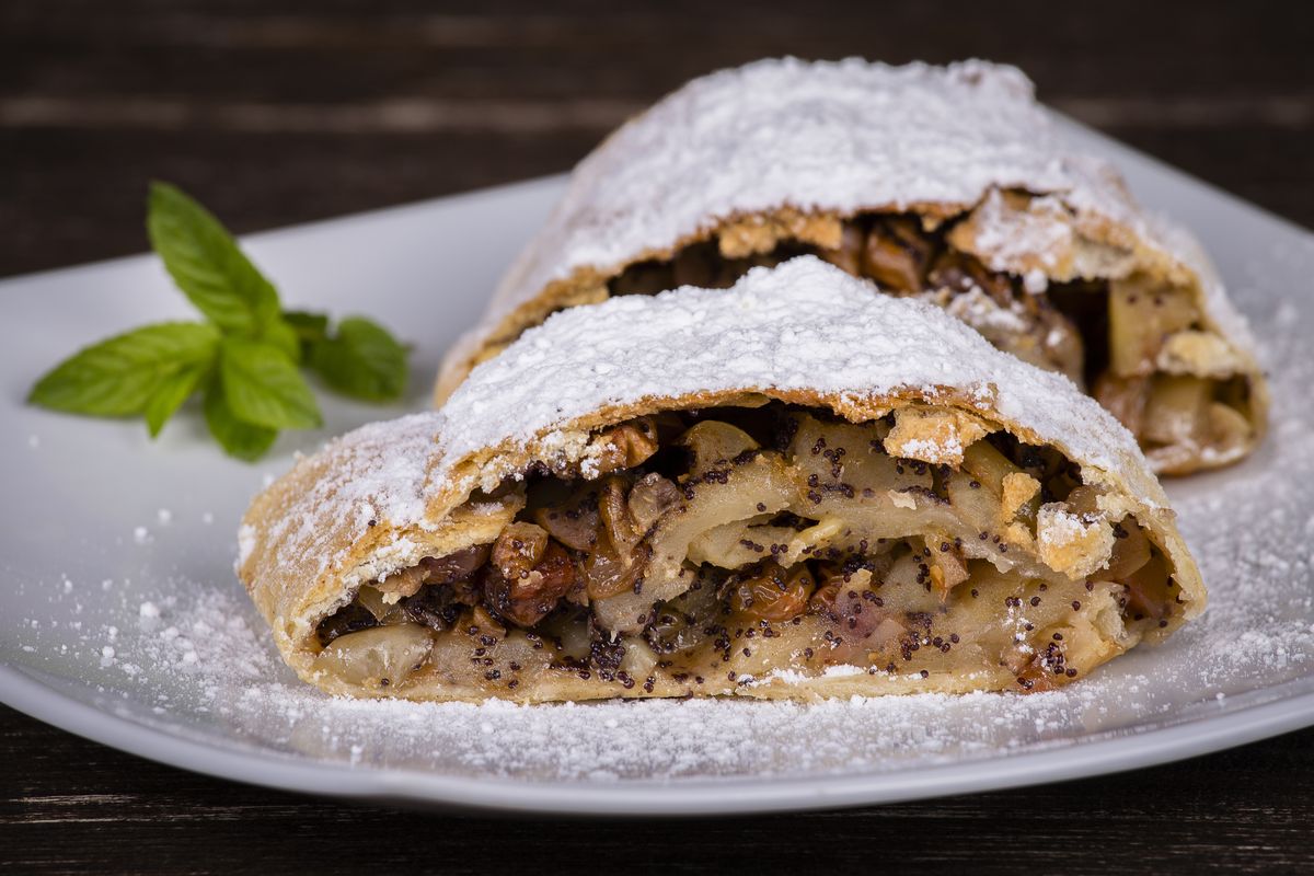 strudel with pears and walnuts