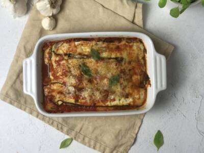 Parmigiana di zucchine al forno: un piatto ricco e delicato (con foto e video)