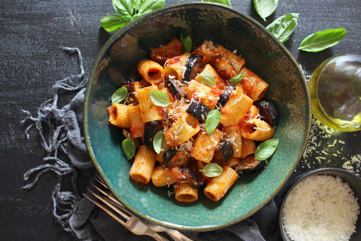 Pasta con melanzane e provola