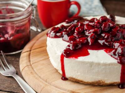 Prepariamo un dolce freddo senza cottura: la cheesecake all’amarena