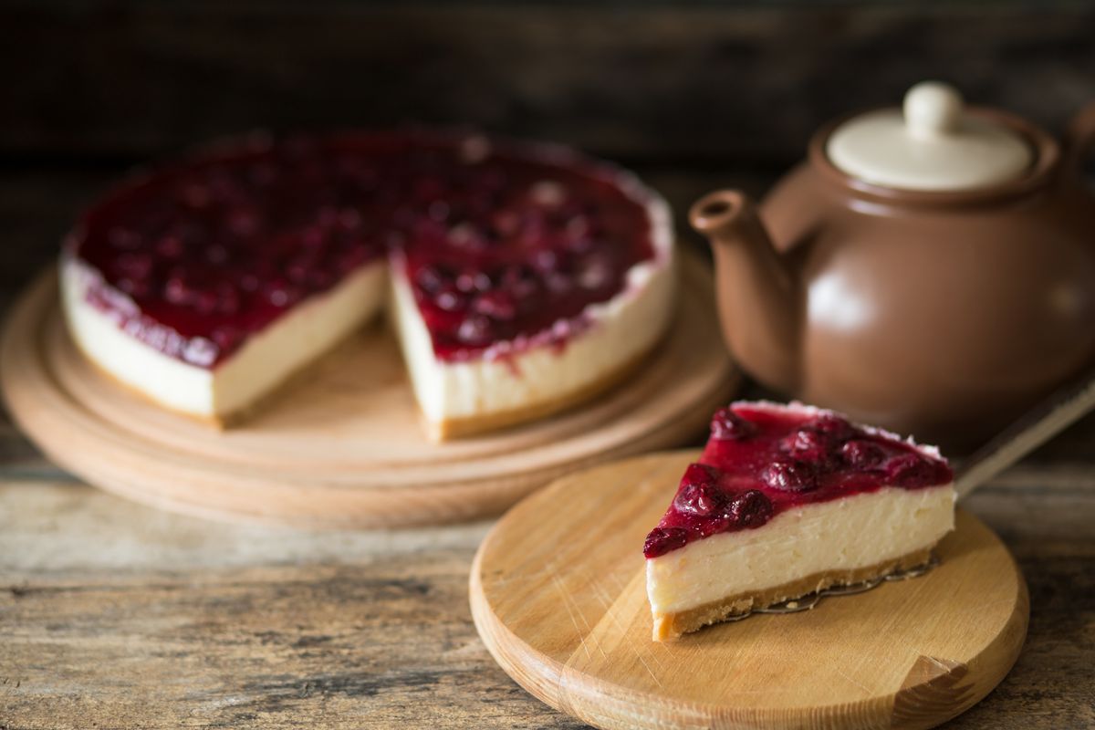 Cheesecake with cherries