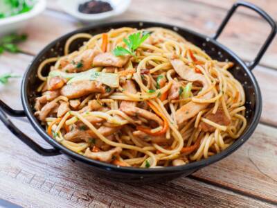 Sapore orientale e gusto straordinario, ecco i noodles con pollo e verdure