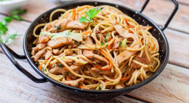 Sapore orientale e gusto straordinario, ecco i noodles con pollo e verdure