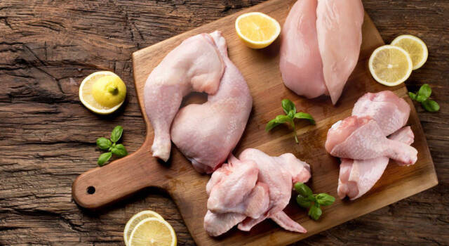 Ciò che dovete sapere sul perché non lavare il pollo crudo
