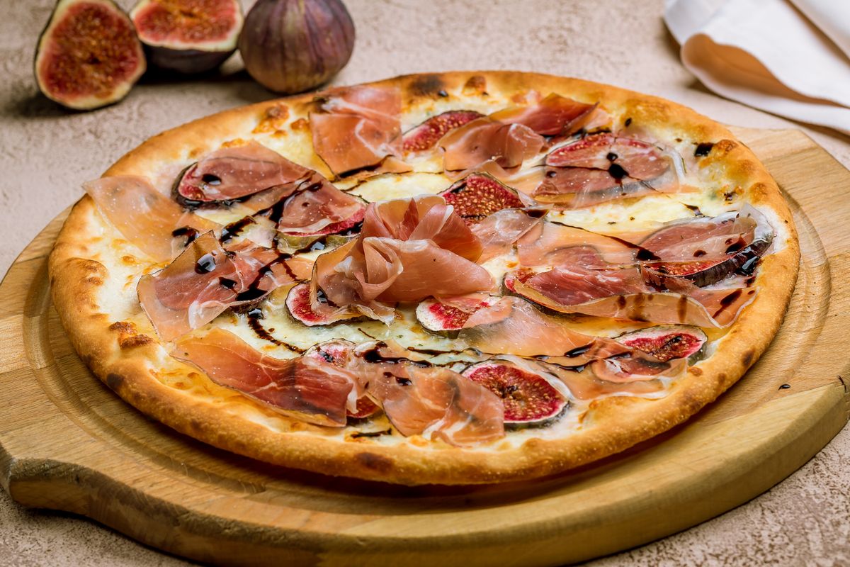 Pizza with ham and figs