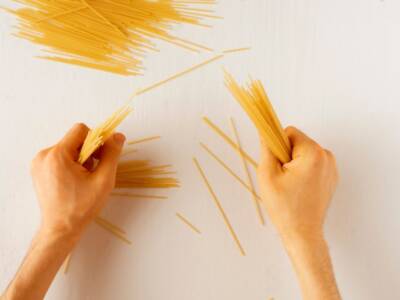 Spezzare gli spaghetti è un’arte, vediamo come farlo