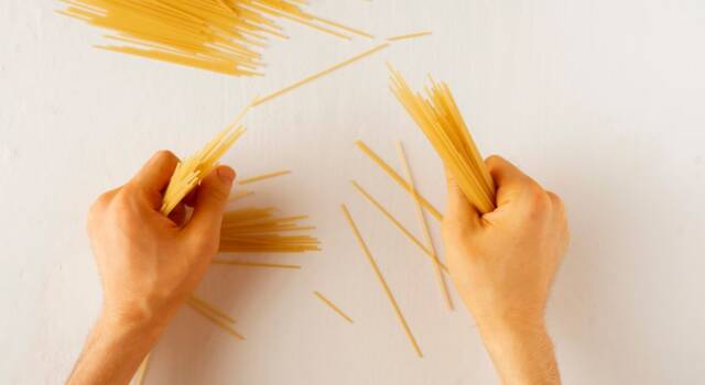 Spezzare gli spaghetti è un&#8217;arte, vediamo come farlo