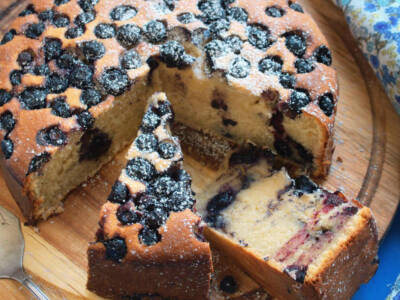 Torta morbida allo yogurt e mirtilli, un dolce veloce perfetto per la colazione