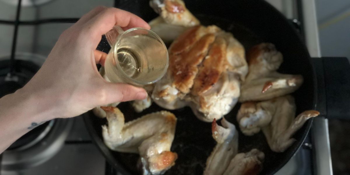 Sfumare pollo con vino