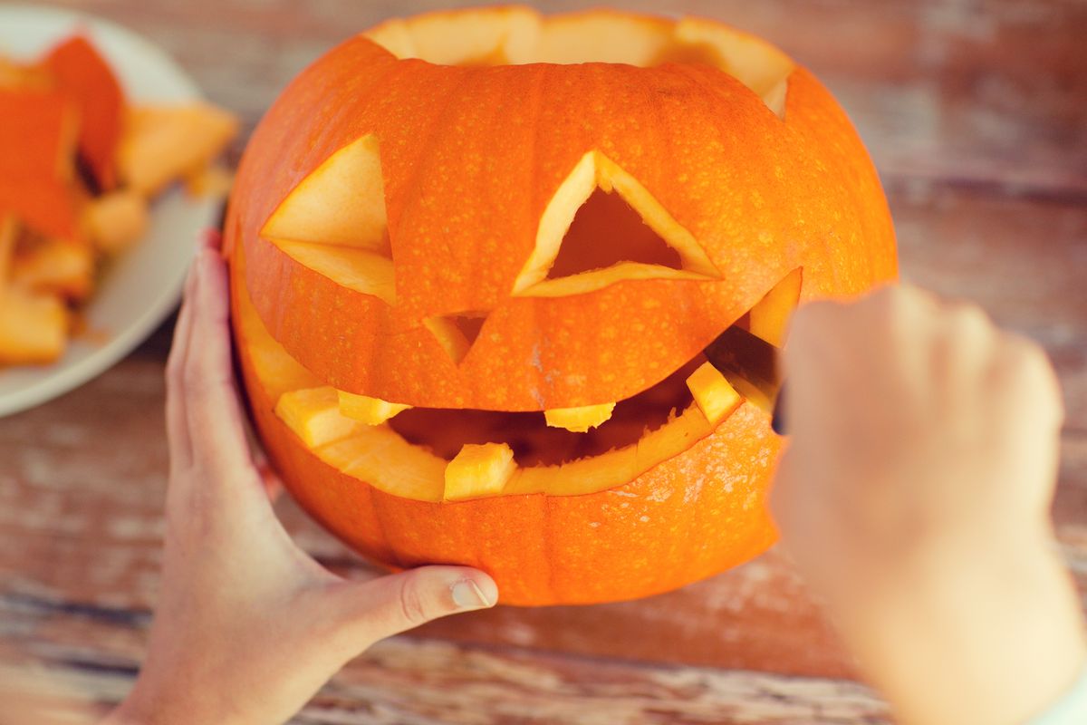 carve pumpkin for halloween