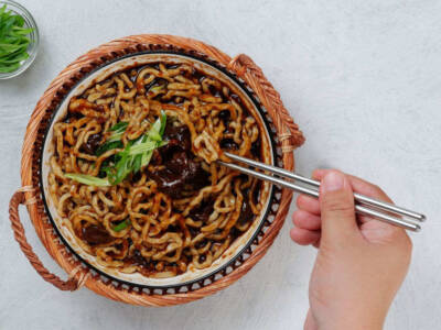 Assaggiamo i jajangmyeon, i noodles coreani con pasta di soia nera