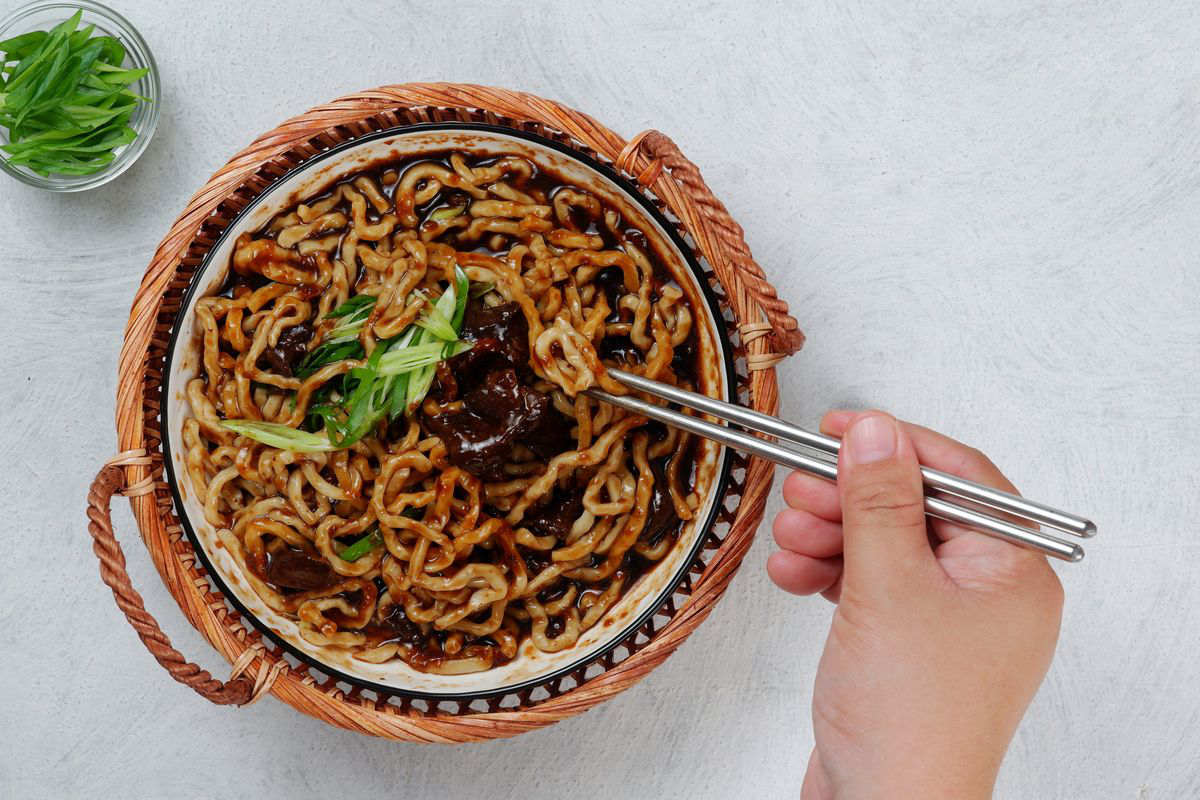 Jajangmyeon: ricetta dei noodles con pasta di soia nera