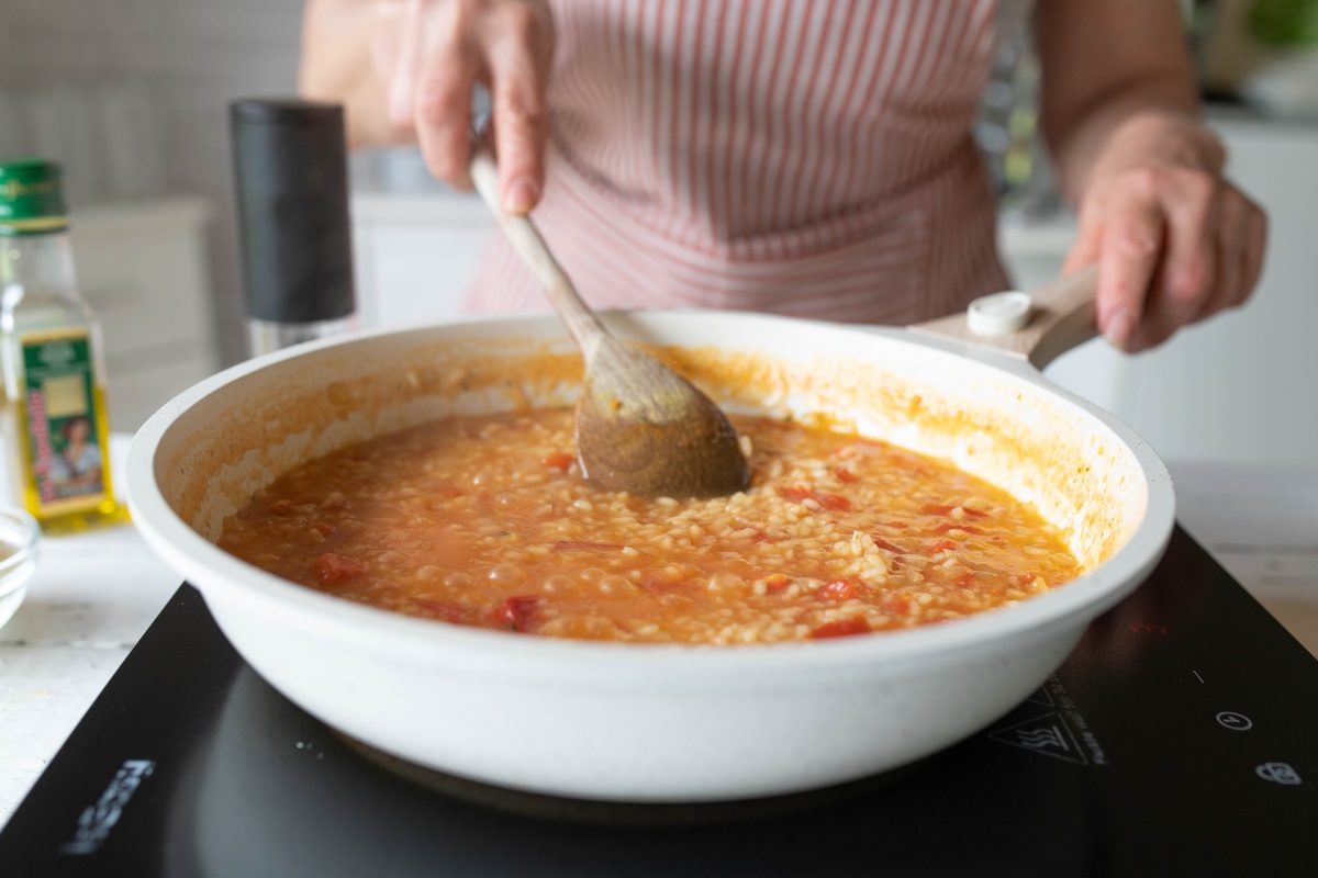Riso al pomodoro in cottura in padella