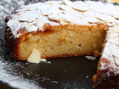 Prepariamo la torta di mandorle sarda, semplice e deliziosa