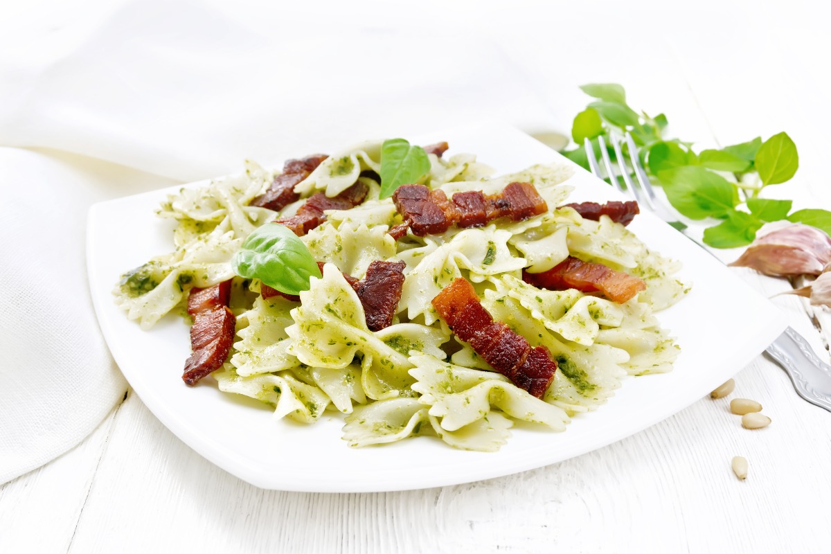 Pasta con pesto e pancetta