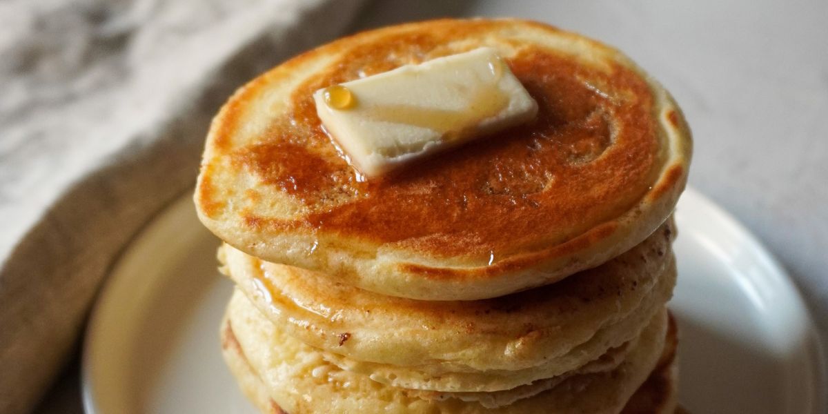 Immagini Stock - Pancake Con La Frutta Fresca E La Pila Della Bacca Sulla  Pentola Per Il Forno Della Prima Colazione, Fuoco Selettivo.. Image 70831945