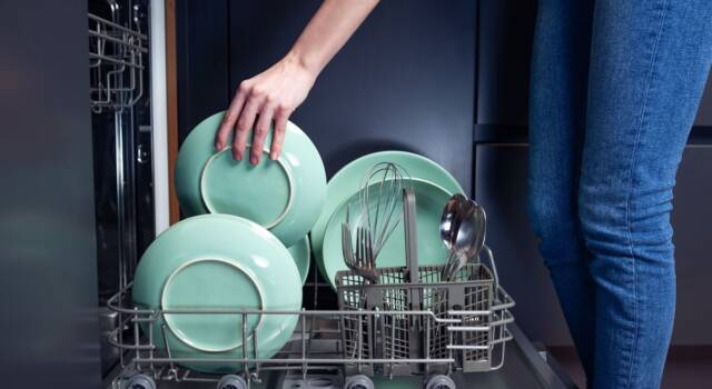 Come lavare i piatti in modo sostenibile usando la lavastoviglie