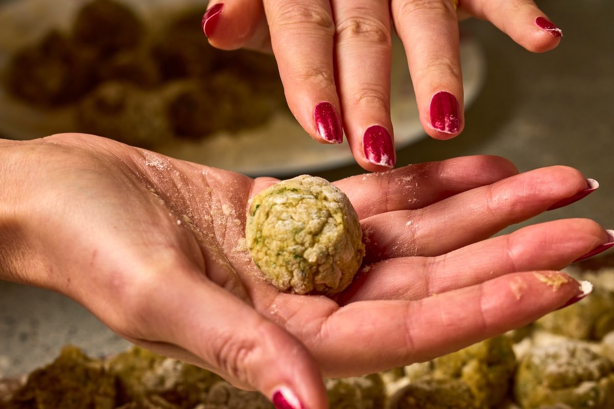 Preparazione polpette di bollito