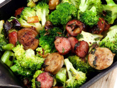 Che buoni i broccoli e salsiccia: un secondo di carne e verdura imperdibile