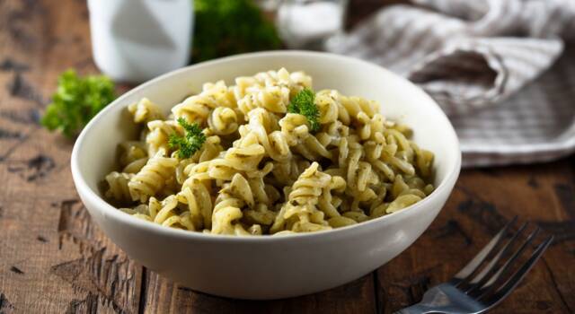 Prepariamo un primo piatto light e buonissimo: la pasta con crema di broccoli