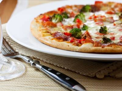 Proviamo un abbinamento diverso: la pizza bianca broccoli e salsiccia