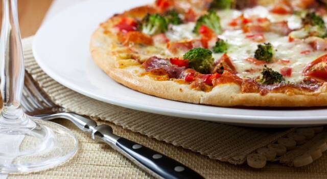 Proviamo un abbinamento diverso: la pizza bianca broccoli e salsiccia