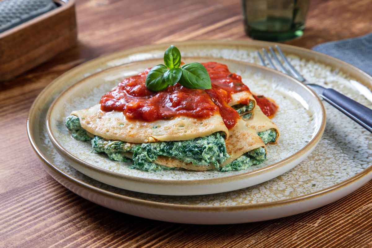 ricotta and spinach crepes with tomato sauce