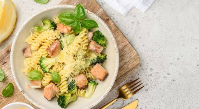 Broccoli e salmone: l&#8217;abbinamento perfetto per condire la pasta