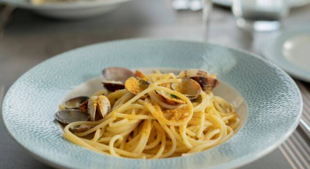 Spaghetti vongole e bottarga, un primo piatto dal sapore di mare