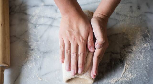 Come fare le pieghe agli impasti di pane, pizza e lievitati