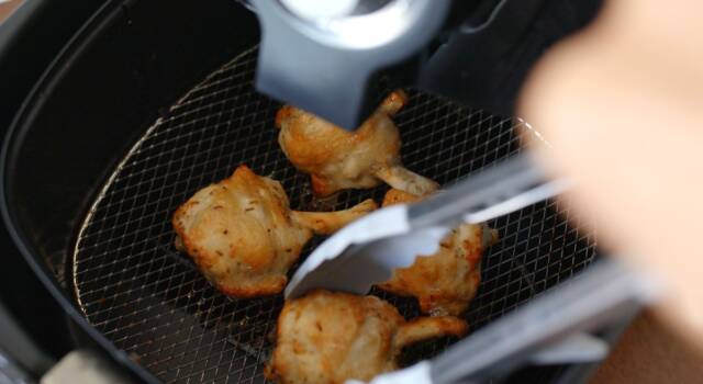 Cosce di pollo in friggitrice ad aria: un secondo piatto leggero