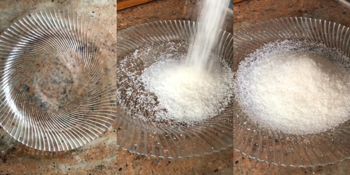 Mettere farina al cocco in un piatto