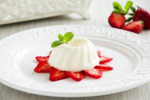 Biancomangiare guarnito con frutta fresca