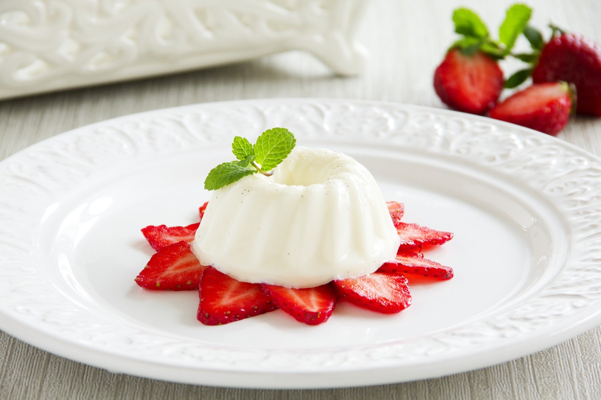 Biancomangiare guarnito con frutta fresca