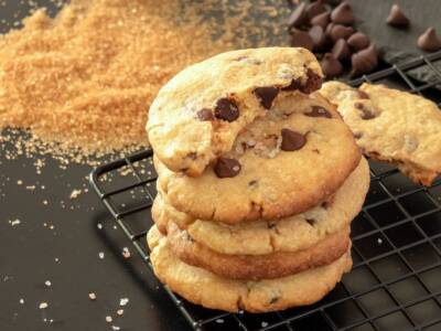 Preparate zenzero fresco e gocce di cioccolato: cuciniamo i biscotti