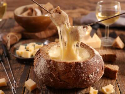 Prepariamo una gustosa fonduta di formaggio in crosta di pane