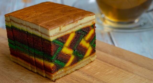 Torta kek lapis, colorata e complicata&#8230; noi accettiamo la sfida!