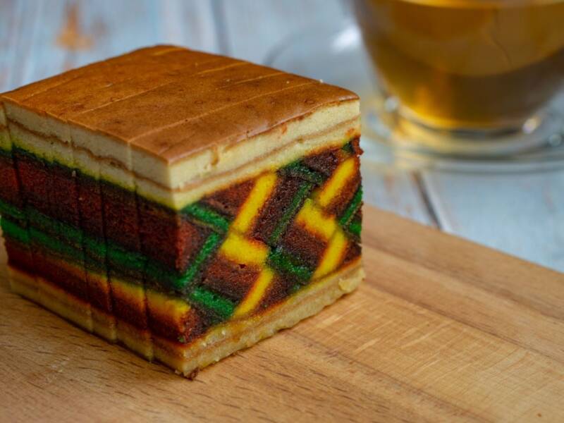 Torta kek lapis, colorata e complicata… noi accettiamo la sfida!